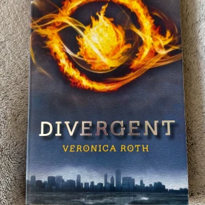 Divergent - Divergent är en spännande bladvändare där du får följa Tris i en värld fylld av farliga val, tuffa prövningar och hemligheter. Perfekt för dig som gillar fantasy, science fiction och existentiella frågor. En bok som håller dig vaken långt in på natten!