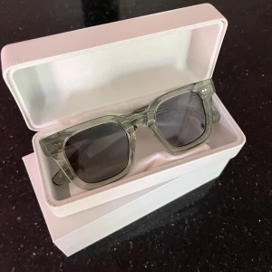 Sagegröna solglasögon från Chimi - Snygga solglasögon från Chimi i modellen 04.2 Sage. De är helt oanvända så de är så gott som nya. Säljer till ett mycket bra pris!