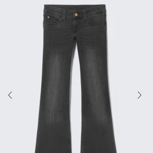 Lågmidjade jeans  - Svarta lågmidjade bootcut jeans i super fint skick. I storlek 27/32 vilket motsvarar XS/S. Köpte på Vinted men de var för små för mig. Skriv om ni har några frågor, pris går att diskutera.