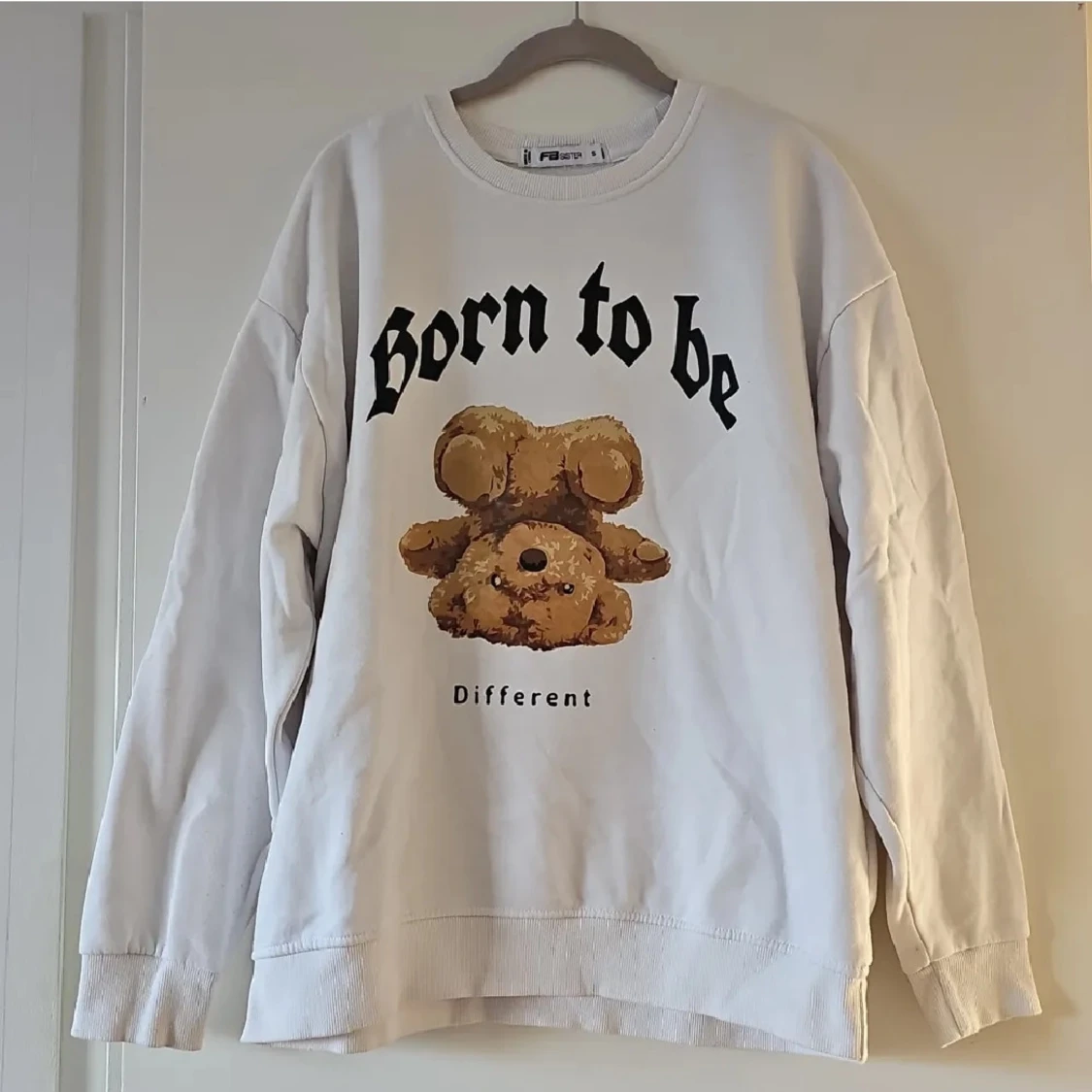 Vit sweatshirt med nalle från FB Sister