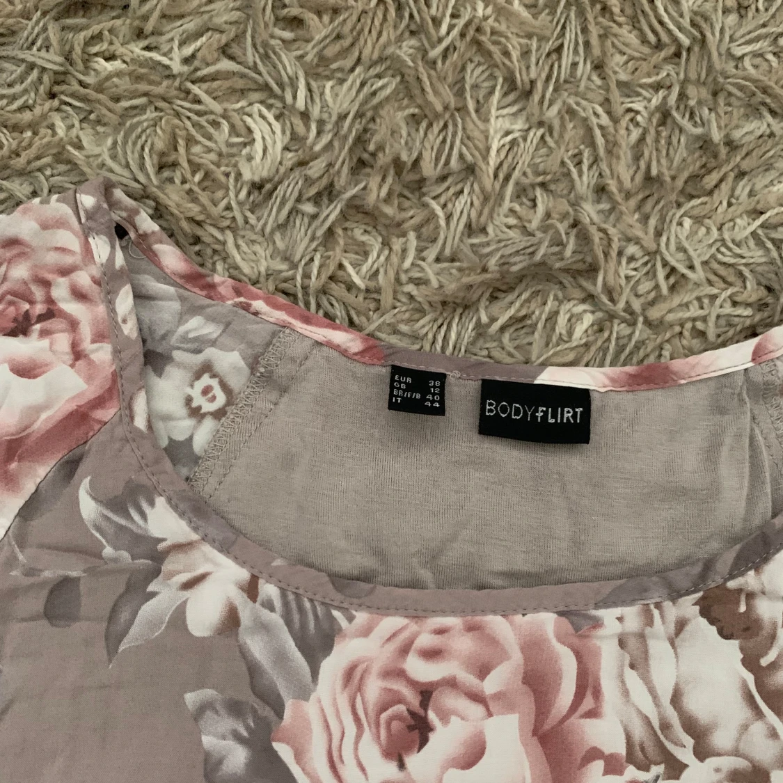 Blommig långärmad blus från Bodyflirt - 1