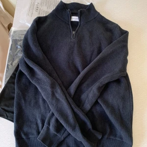 Stickad halvzip - Jävligt skön halvzip från These Glory Days. Storlek S men bör passa för mindre storlek M också. 