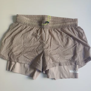 Beige träningsshorts L - Snygga beige träningsshorts från H&M Move i storlek L. Shortsen har två lager men är jätte lätta och tunna perfekt för träning i varmt väder. Har aldrig använt dem eftersom jag har för många andra.