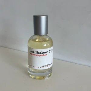 Goldhaber 27.0 Extrait de Parfum - Goldhaber 27.0 Extrait de Parfum från one bold chemist. Den är inspirerad av God Of Fire.  Parfymen luktar väldigt fruktig, om man ska vara lite mer specifik så är det en söt och god mango. Den är knappt använt. Den är slutsåld på hemsidan 