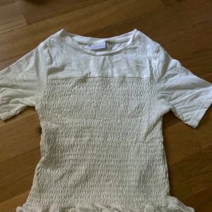 Smockad topp - Söt smockad topp köpt förra sommaren men aldrig använd 🤍 Perfekt nu till sommarn!