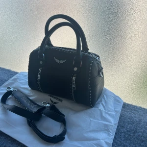 sunny bag zadig - Sunny Bag XS med nitar Inköpt via Plick för 3200 kr. Inga skador. Dustbag medföljer. Digitalt kvitto från tidigare ägare finns. 