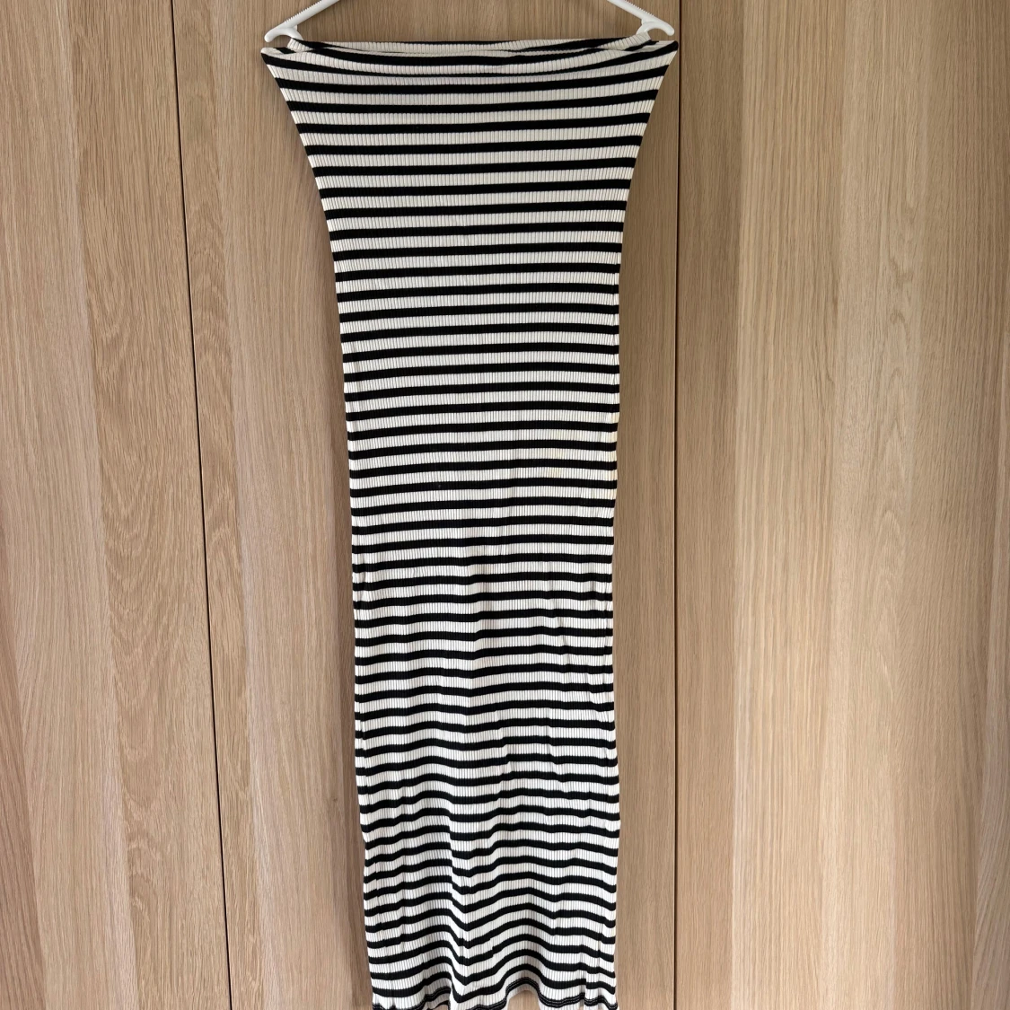 Randig axelbandslös långklänning - 2