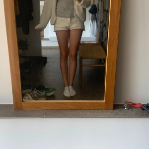 Vit fleecetröja  - Snygg vit fleecetröja i klassisk passform. De är tillverkade i bomull och har en enkel, stilren look som passar perfekt till hela året. Fleecen har fickor och jag har bara andvänt den ett få tal gånger.