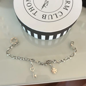 Thomas Sabo armband  - Säljer ett knappt använda Thomas Sabo armband med två  medföljande berlocker.🩷🩷