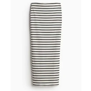 Ribbad longkjol  - Snygg långkjol med klassiska svarta och vita horisontella ränder. Kjolen har en rak och tight passform som ger en stilren siluett. Perfekt för dig som gillar en enkel men trendig look. Materialet känns mjukt och följsamt mot kroppen. Helt slutsålt💕