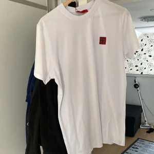 Vit t-shirt från Hugo Boss - Vit t-shirt från Hugo Boss, storlek S men är lite oversized