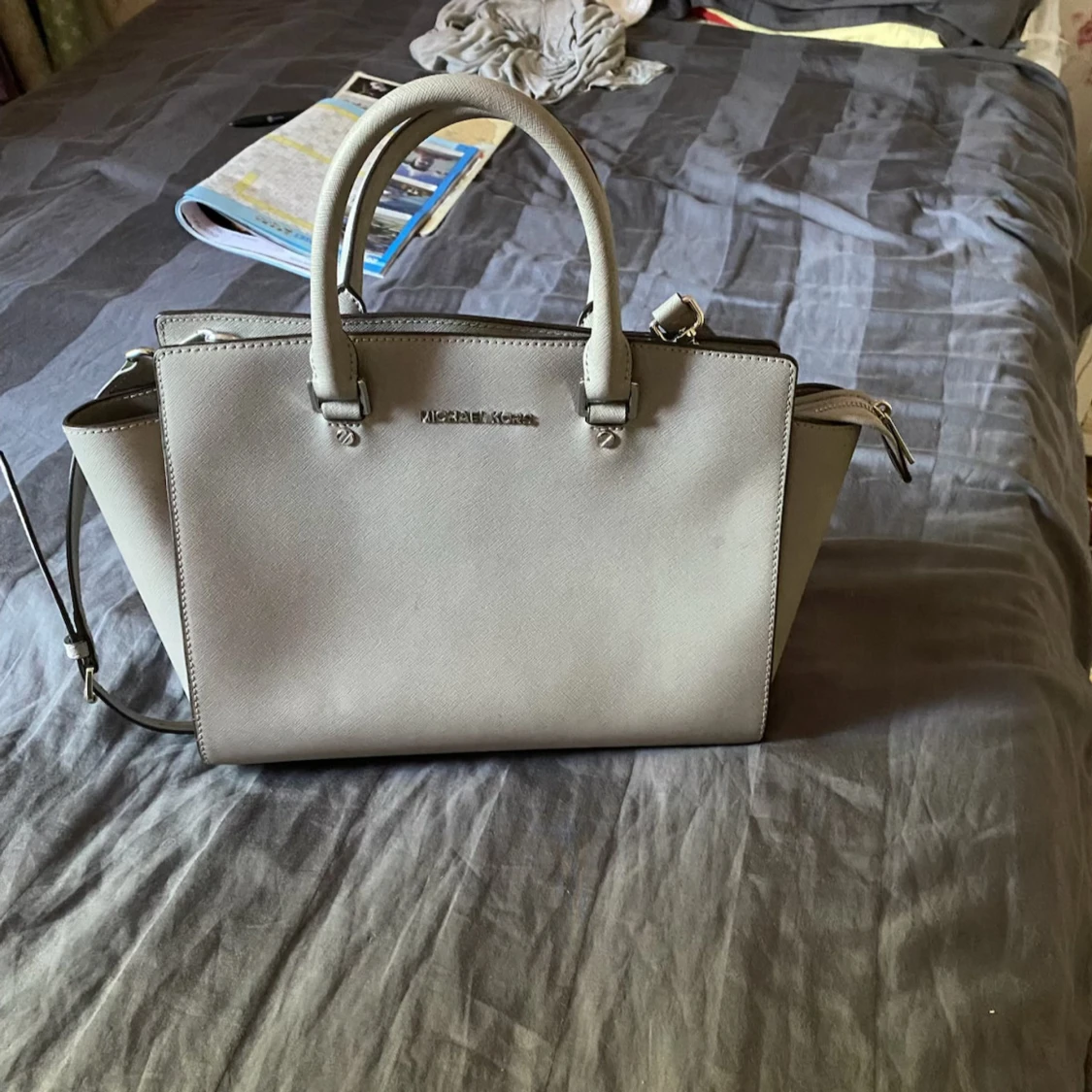 Grå handväska från Michael Kors