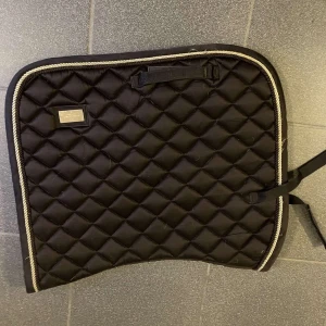 Fint equestrian Stockholm shcabrak!  - Ett fint brunt/ guldigt shabrak som är bra för dig som vill ha ett fint tävlings shabrak eller bara vara lite fin! 