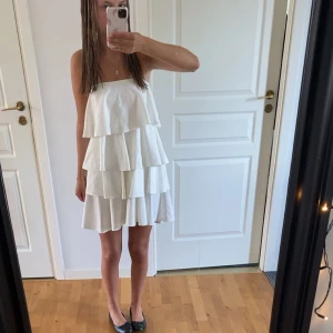 Vit volangklänning - (pris kan diskuteras, kan posta samma dag oftast💕) Superfin vit volang klänning från märket Nicole! Den går att ha båda offshoulder och halvt off shoulder, så två i en! 