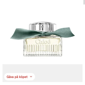 Chloé parfym Signature rose naturelle - Signature rose naturelle från märket Chloé i storlek 30ml❤️ Endast testad två sprut! Nypris över 1000kr, jag säljer för 350kr❤️ Skriv för frågor eller fler bilder!🥰 Säljer massor av andra parfymer och testers på min profil❤️