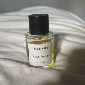 ESSNCE Carashmellow Eau de Parfum - Parfymflaska från ESSNCE med doften Carashmellow. Den doftar karamell och vanilj, supergott har fått massa komplimanger av denna😍 Säljer då jag hittat en ny parfym så använder inte denna längre. Är ca 70% kvar.