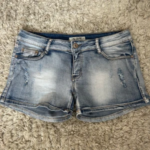 Lågmidjade jeansshorts  - Snygga Lågmidjade shorts och alla mått finns bland bilderna. Står storlek XL men de sitter som en M