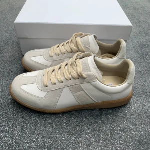 Maison margiela  - Ett par riktigt feta mergielas i storlek 44, sitter bekvämt, box och dustbags fås med! Skickar samma dag