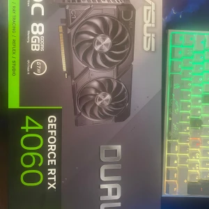 ASUS GeForce RTX 4060 DUAL OC Edition – 8GB GDDR6 - Säljer ett sprillans nytt grafikkort ASUS GeForce RTX 4060 Dual OC Edition 8GB GDDR6 Kortet är aldrig använt och ligger fortfarande i originalförpackningen, i sin antistatpåse.