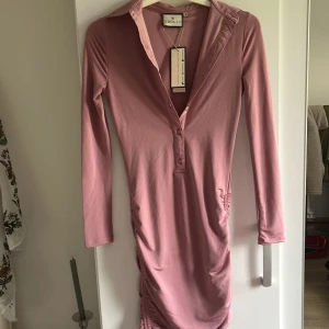Klänning - Helt ny klänning men finns nån liten osynlig fläck, tror den går bort i tvätten! 