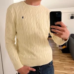 Ralph Lauren cable tröja - Tjena! Säljer en riktigt snygg cremevit Ralph lauren cable tröja i ett bra skick, 9/10. Tröjan är i storlek M. Passar perfekt nu mot sommaren😉☀️Nypris runt 2000 kr Hör av dig vid funderingar🙌