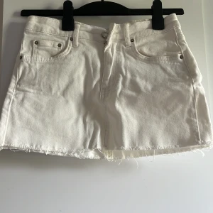 kjol - kort kjol från gina tricot i vit färg