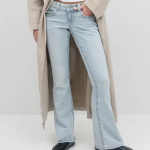 Ljusblå bootcut jeans - Snygga ljusblå jeans med bootcut passform och klassisk femficksdesign. Jeansen har låg midja, de har en liten fläck på baksidan av låret men syns knappt