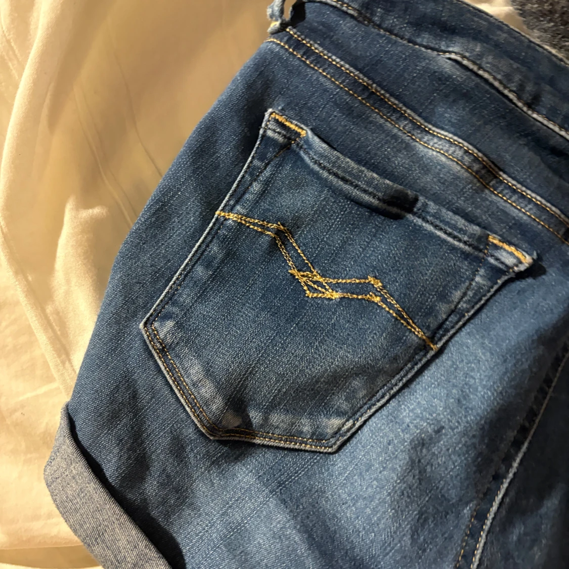 Mörkblå jeansshorts med gul söm - 3