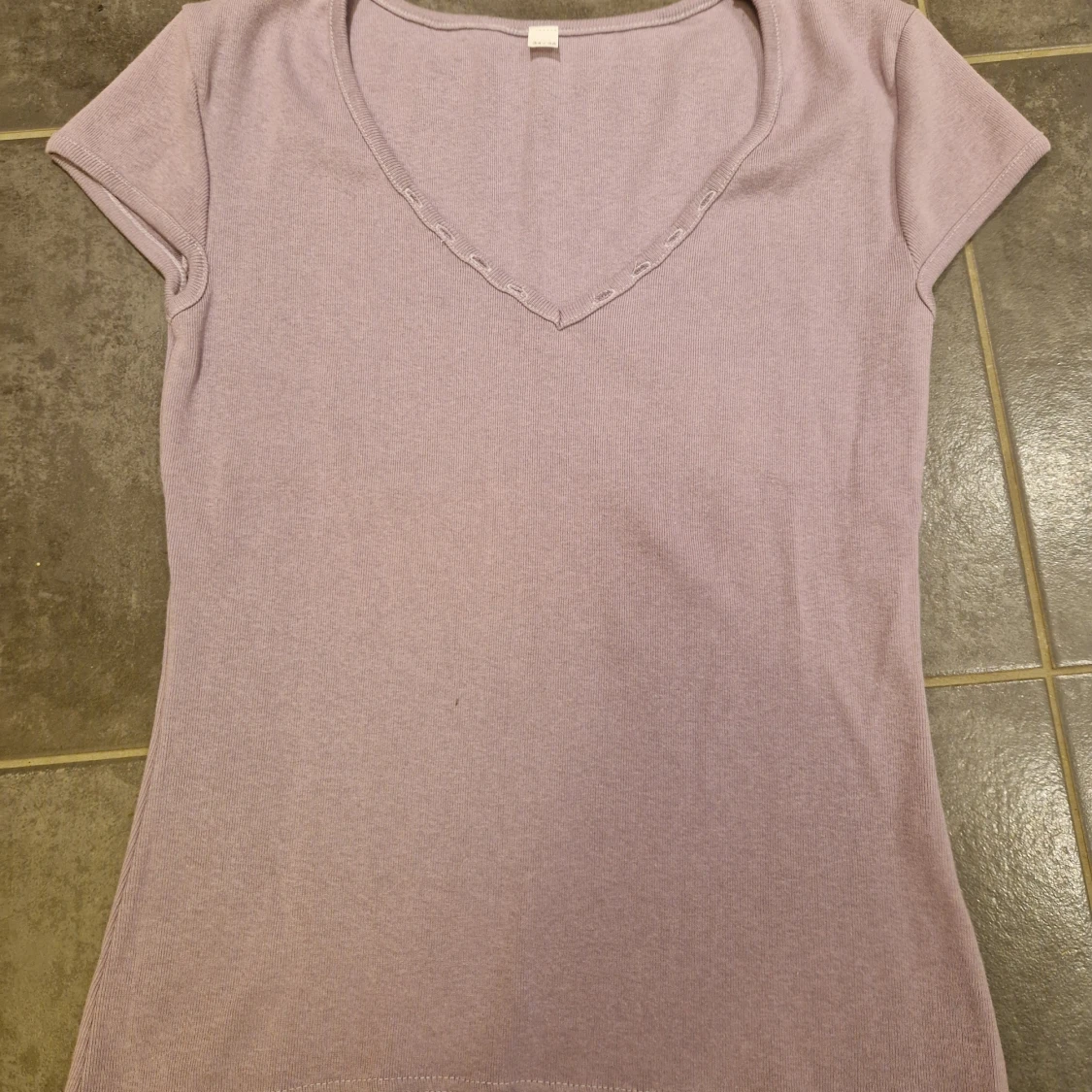 Ljuslila ribbad topp med v-ringning