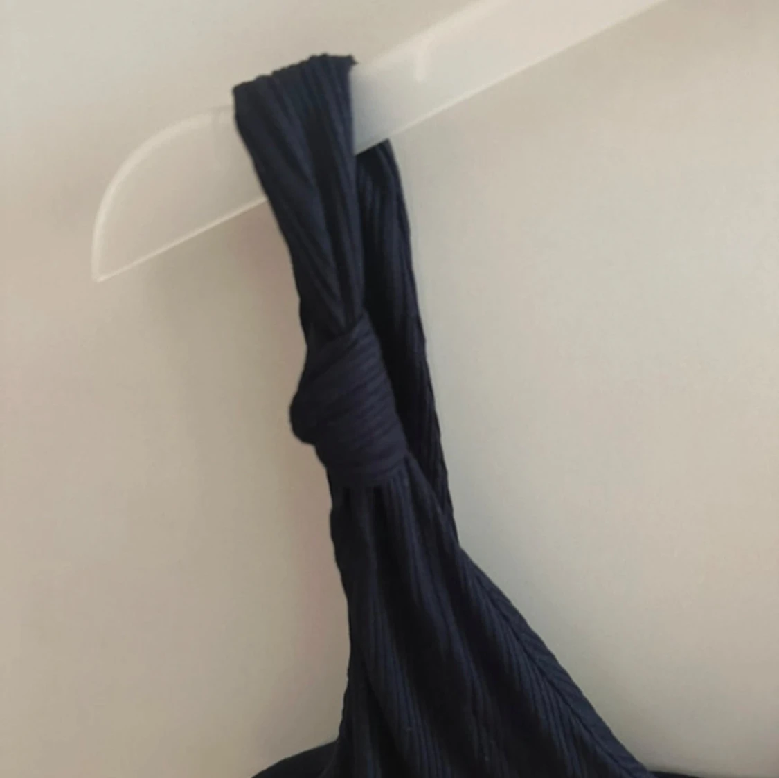 Svart linne med knut - 1