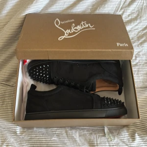 Svarta Christian Louboutins - Svarta Christian Louboutins i mocka. Skorna har snörning och en låg siluett, perfekt för dig som vill sticka ut med något stiligt, skorna är oanvända och nya väldigt fräscha till denna varma sommaren!