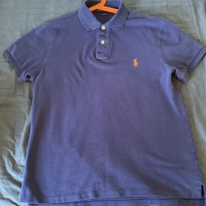 Ralph Lauren pike - Säljer denna Skit snygga piken perfekt till sommaren. Storlek M i slim så sitter som S. Skick 7/10 skulle jag säga. Liten defekt i bak men annars bra.