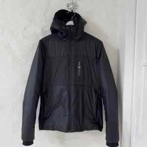 Sail Racing Primaloft Jacka - Säljer en svart jacka från Sail Racing i modellen Glacier Primaloft Hood, storlek Medium. Jackan är i nyskick och sparsamt använd. - Kvitto medföljer - Nypris: 2 500 kr