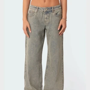 Edikted jeans  - Jättecoola och populära jeans. Jeansen är baggy med en lågmidja och  har en cool tvättad look! Passar runt storlek xs-s.                                       Saknar tyvärr etiket!!💞
