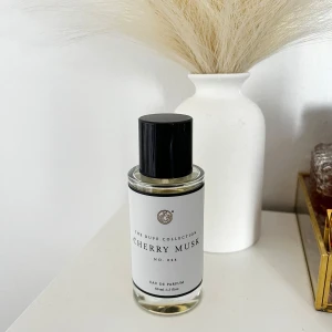 Cherry musk curiosa - Mycket lik original (Lost Cherry) säljer eftersom jag har andra parfymer jag använder oftare. Testad, mängd enligt bild.