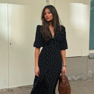 Adoore klänning - Helt ny med prislappar kvar!!!Supersnygg långklänning med  prickar från Adoore 💘Klänningen har puffiga korta ärmar och markerad midja som ger en riktigt fin siluett. Säljes då den var för stor. Helt slutsåld på hemsidan 🫶