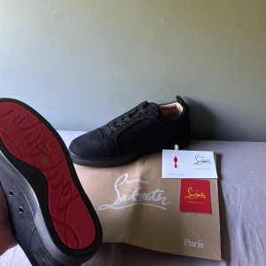 (Svarta Christian Louboutin skor) - Säljer ett par svarta Louboutin skor utan spikar i storlek 43. Skorna är aldrig använda. påse osv ingår. Hör av er vid intresse!