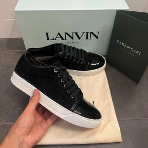 Lanvin skor - Tja! Säljer nu dessa sjukt snygga lanvins! Skick 9/10 inga defekter! Storlek uk 7 passar dig som har eu 42! Inget og medföljs vid köp! Om du har några frågor eller funderingar är det bara att höra av dig!🙌