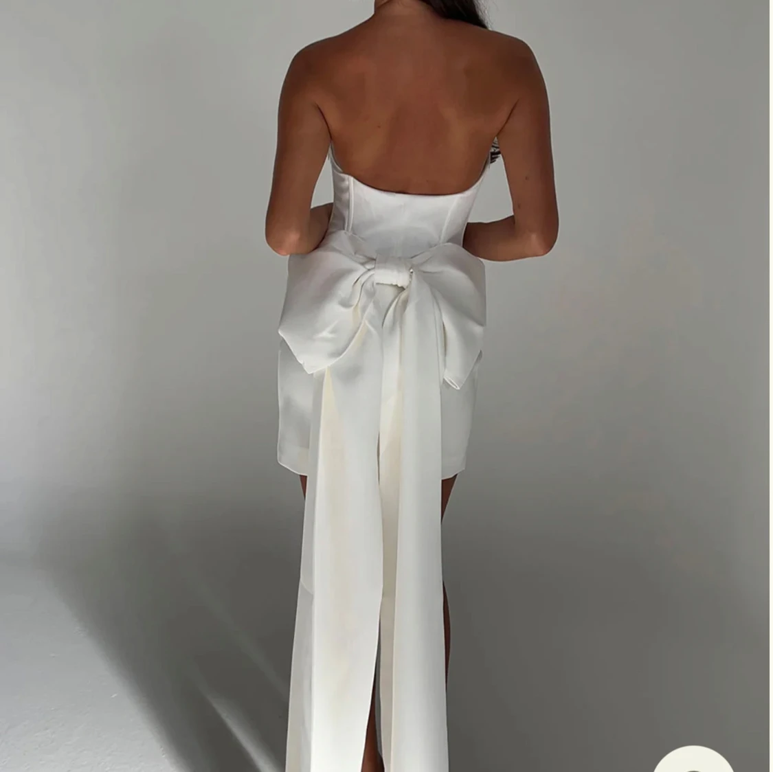 Vit axelbandslös klänning med rosett - 3