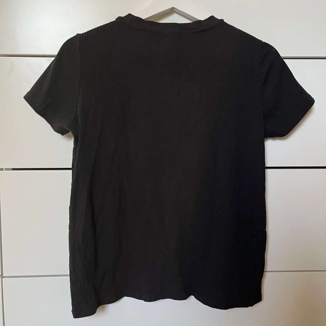 Svart ribbad topp med twist  - 1