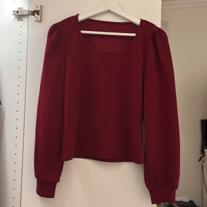 Vinröd långärmad topp med puffärm - Vinröd långärmad topp med fyrkantig ringning och diskreta puffärmar från Shein . Tillverkad i ett mjukt, lätt strukturerat polyestertyg som känns skönt mot huden.❤️ 