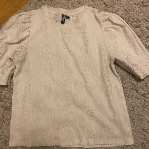 Vit topp - Supersöt topp i bra skick