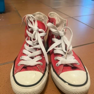 Röda Converse All Star high-tops - Röda Converse i storlek 36 De är i bra skick förutom att texten pà baksidan är lite utsuddad och hälen är lite sliten pa insidan men det är inget som märks av när skona är på 💃