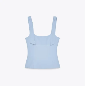 Zara topp - Jättefin topp ifrån Zara med rosetter. Helt ny med prislapp. Säljer då den inte sitter så bra på mig