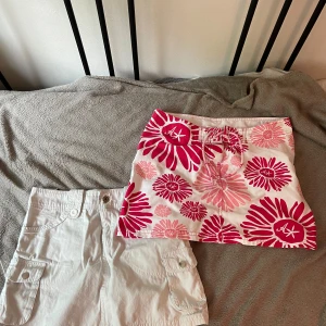 Två korta kjolar, blommig & vit - Den rosa kjolen är från Animal, och den vita är från Tiger king. Det finns enskilda annonser i fall man bara skulle vilja köpa en av kjolarna. Men det är bra deal. Den rosa kjolen har ett fint blommigt mönster för en perfekt y2k sommar look, den vita kjolen ger en grunge vibbar och sommar feeling. Den Rosa kostar 35kr enskilt och den Vita 55r men om du köper båda så får du dem för 70 kr.