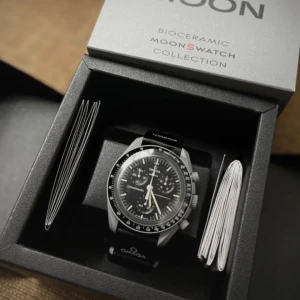 Omega x Swatch MoonSwatch Speedmaster - Säljer en Omega x Swatch MoonSwatch Speedmaster med svart urtavla, vita detaljer och tachymeter. Klockan har en rund form, svart textilband med Omega-logga och boett i biokeramik. En ikonisk och stilren klocka för dig som gillar klassisk design. Pris kan diskuteras vid snabb affär 