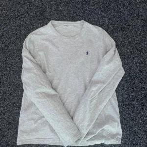 Ralph Lauren Skjorta – Grå – Storlek S - 👕 Ralph Lauren Skjorta – Grå – Storlek S 💸 Pris: 200 kr 📏 Storlek: S 🧼 Skick: Superfin – inga skador alls  Klassisk och stilren grå skjorta från Ralph Lauren i fint skick. Perfekt passform och passar till både vardag och mer uppklädda tillfällen. Ett kap för priset!  📍 Finns i Nyköping
