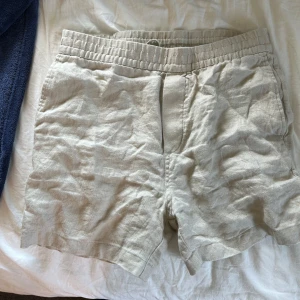  linneshorts - Snygga beige shorts från H&M i storlek XS, fint skick inte använda så speciellt mycket.