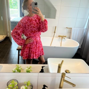Rosa blommig kortklänning med volang - Så fin klänning från Lovaies!! Perfekt till midsommar. Rosa med blommor 🩷🩷🩷