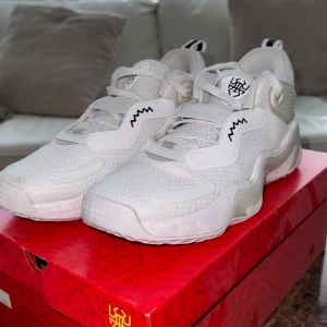 Adidas D.O.N. Issue 3 vita sneakers - Använda 2 gånger så väldigt bra skick 